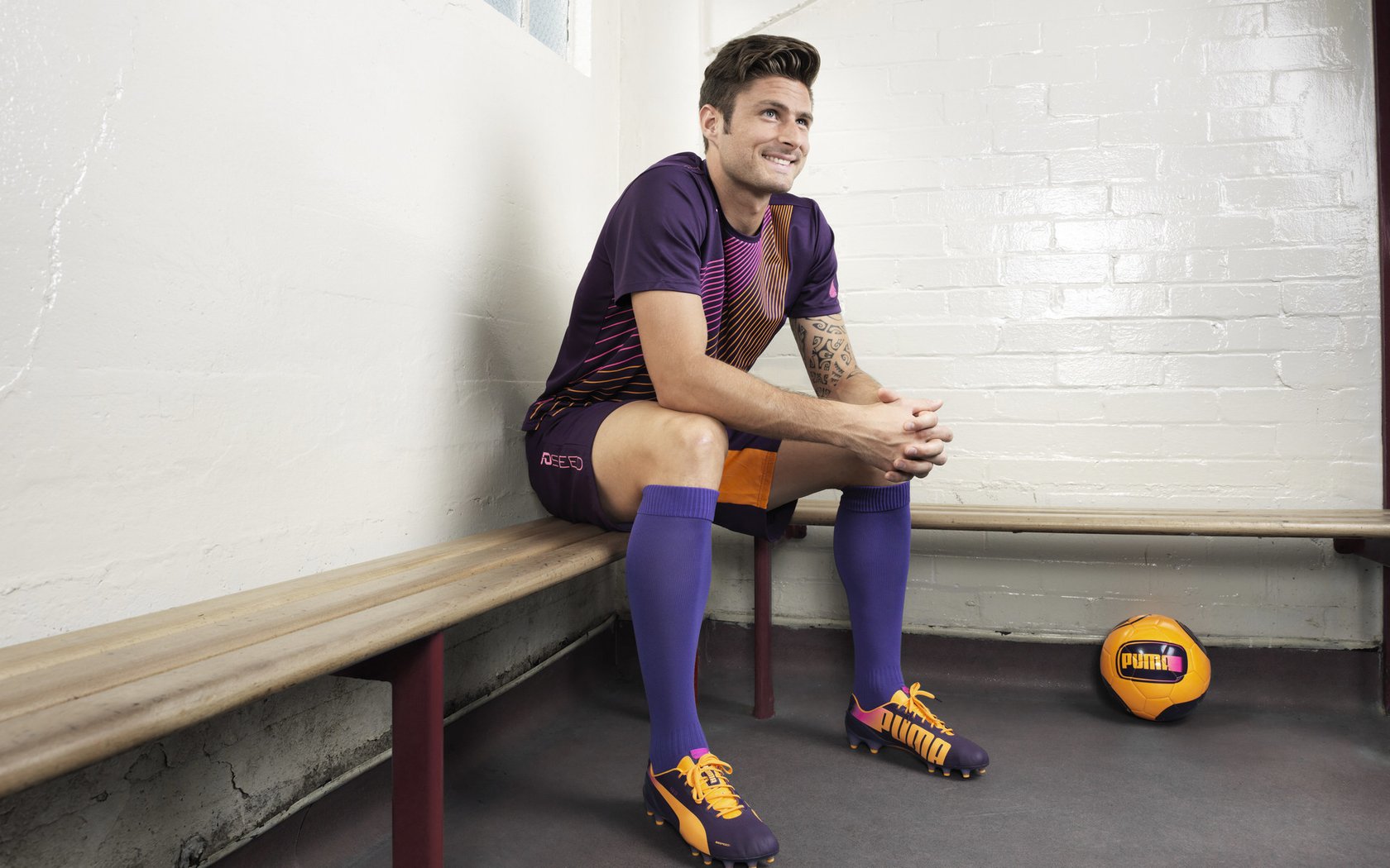 阿贾克斯在与PSV的关键战中3-2获胜，暂时止住颓势。前曼联前锋韦霍斯特回归荷甲，加盟阿贾克斯。